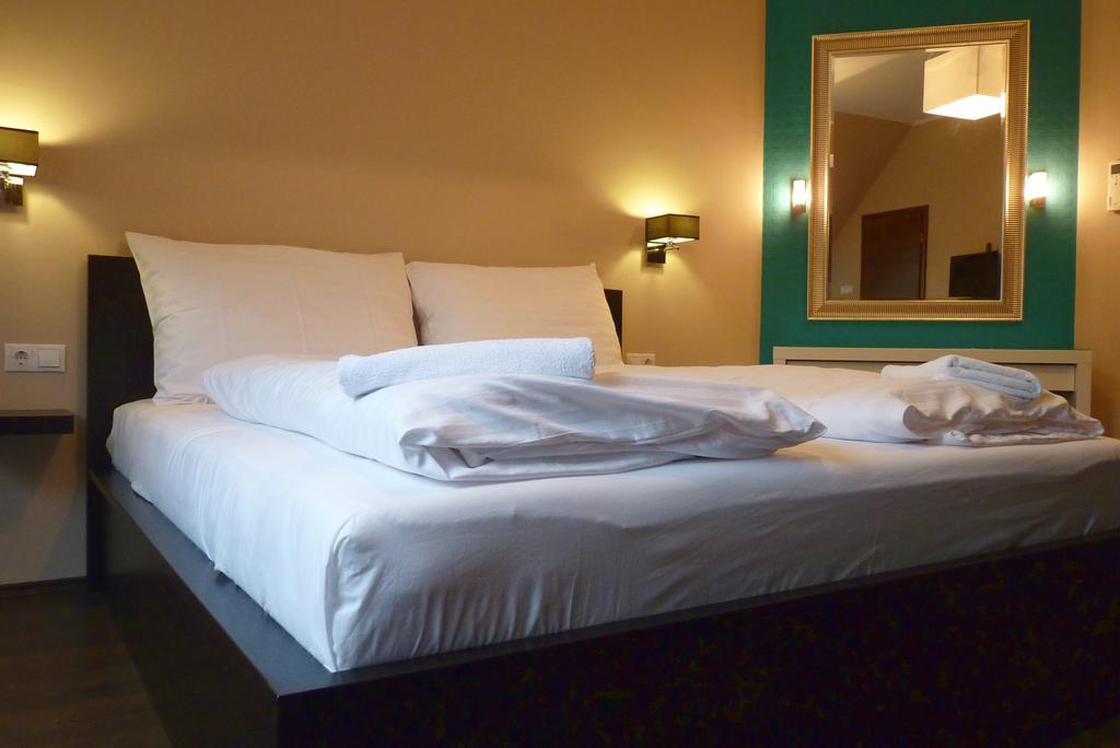 Parton Hotel & Bowling Tiszakécske 部屋 写真