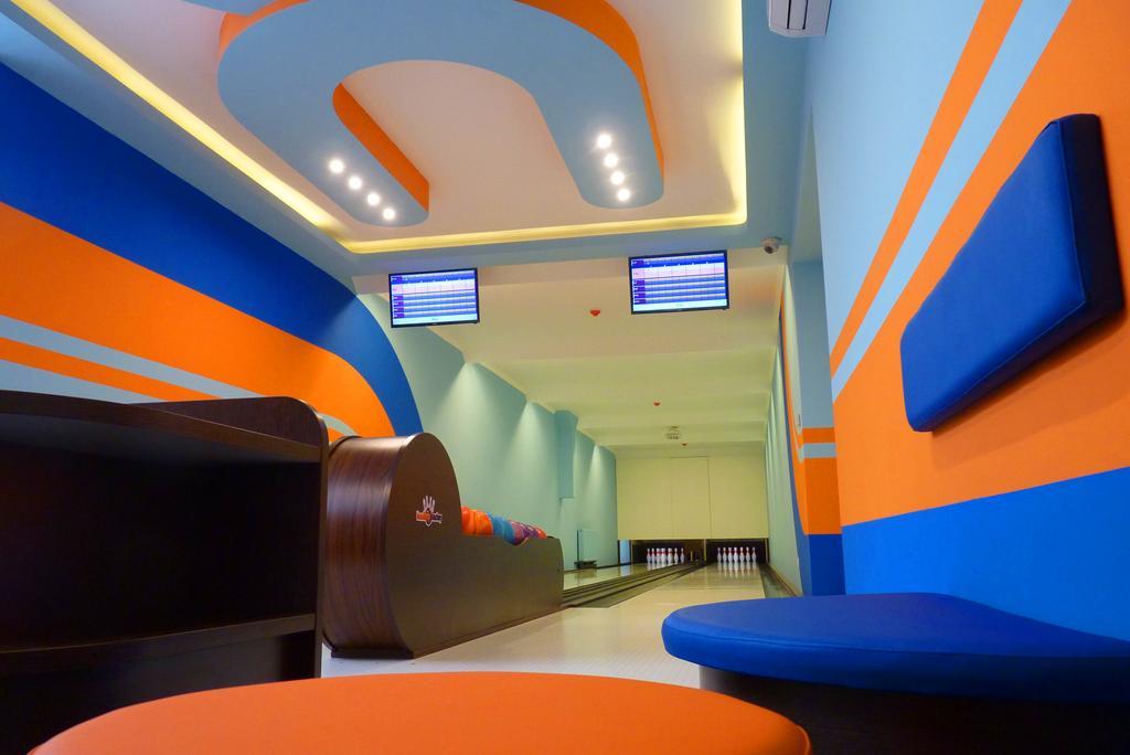 Parton Hotel & Bowling Tiszakécske エクステリア 写真