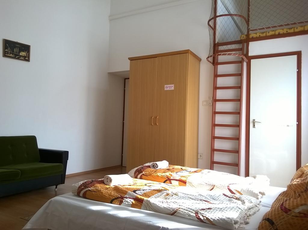 Parton Hotel & Bowling Tiszakécske エクステリア 写真