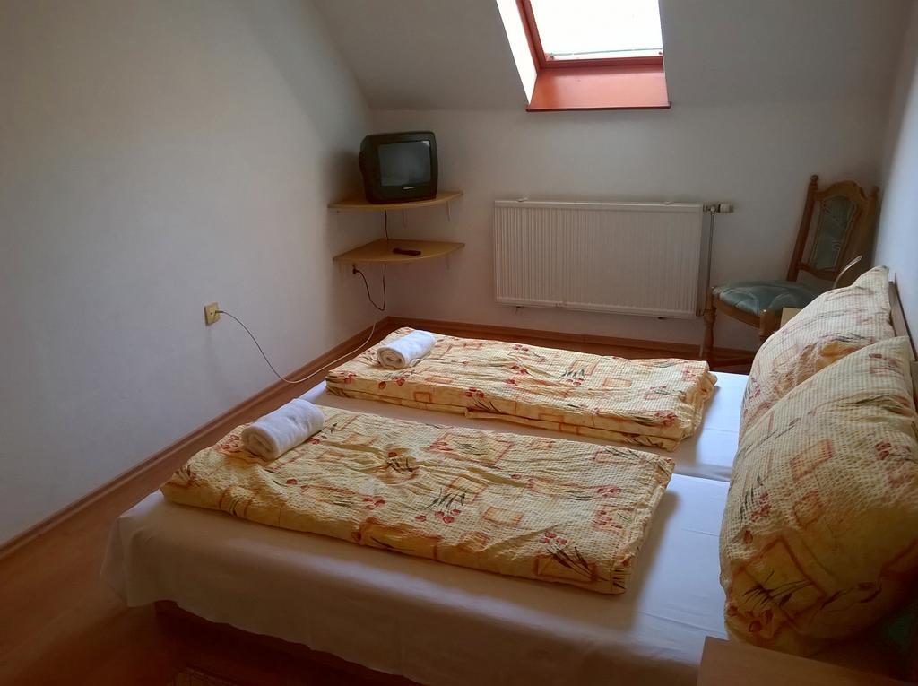 Parton Hotel & Bowling Tiszakécske エクステリア 写真