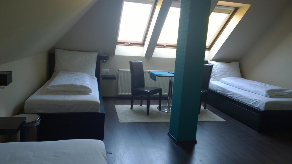 Parton Hotel & Bowling Tiszakécske 部屋 写真