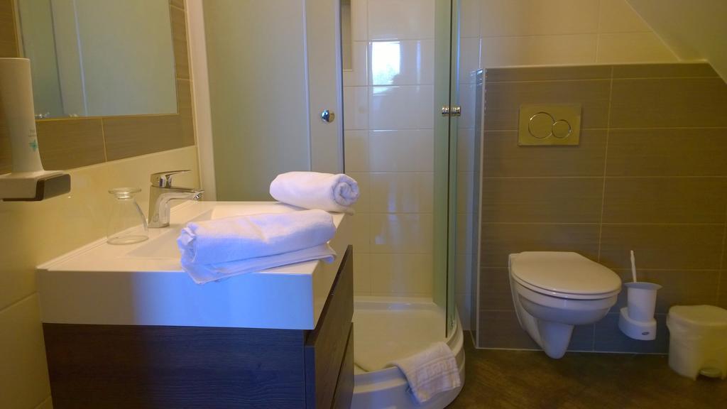 Parton Hotel & Bowling Tiszakécske 部屋 写真